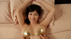 Hカップ爆乳のたち橘花凛ちゃんが金色ビキニでマッサージされてます!
おっぱいを入念にマッサージ・・・代わってください。お願いします!